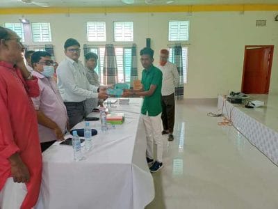 Receiving 3rd quizz award from UNO